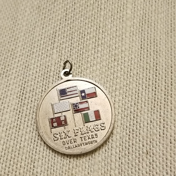 Vintage Jewelry - Vintage 60's Six Flags Over Texas 💦 🇨🇱